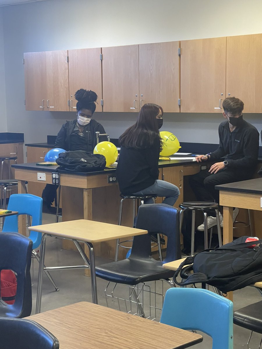 karonda_davis's tweet photo. Me and Mrs. Coffey (math coaches) are learning a lot from the juniors and seniors at @MacArthurCards! Exploring the affects of charges with balloons 🎈 #guesteducators #physics https://t.co/IpktjEMgjm