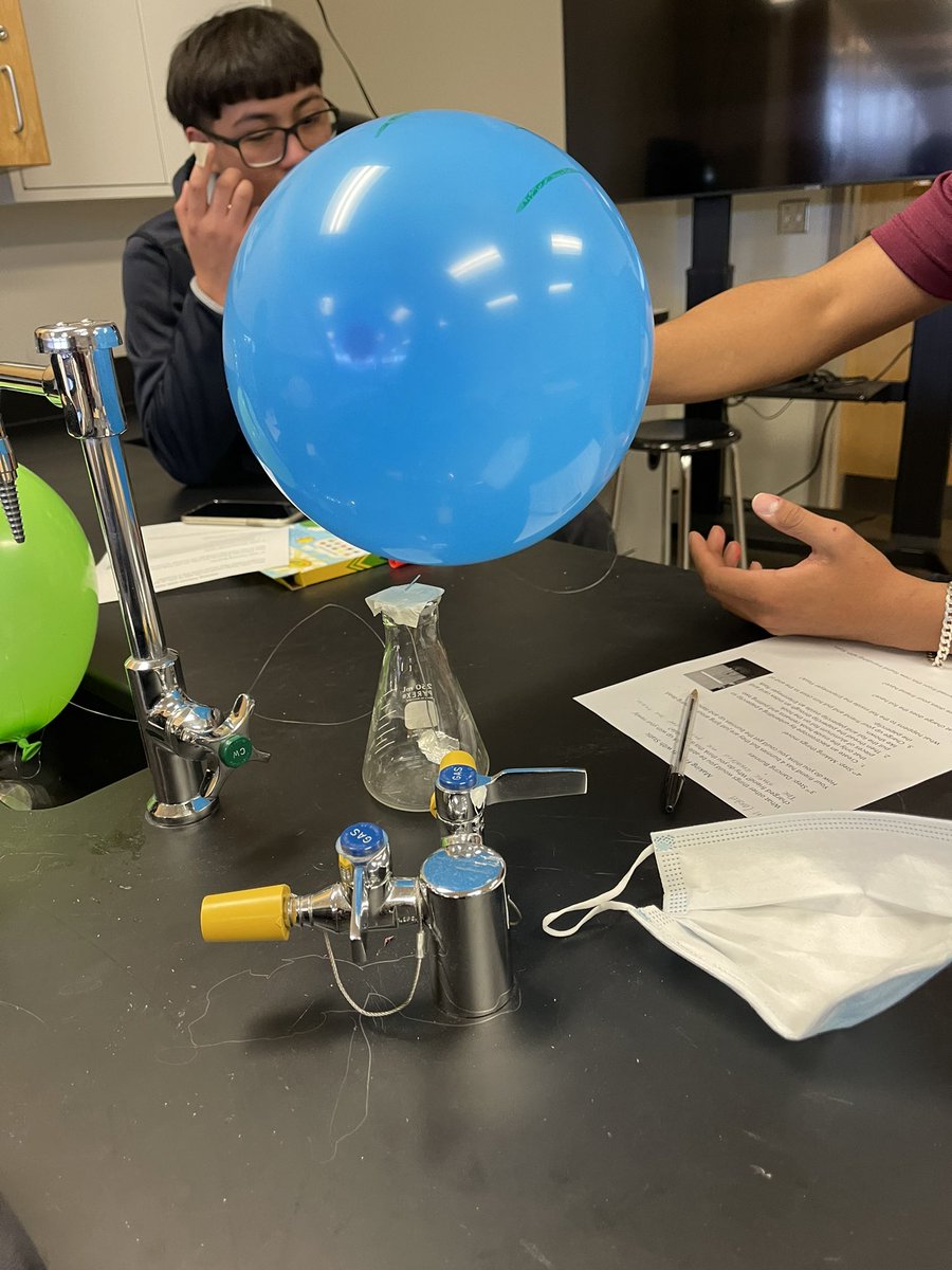 karonda_davis's tweet photo. Me and Mrs. Coffey (math coaches) are learning a lot from the juniors and seniors at @MacArthurCards! Exploring the affects of charges with balloons 🎈 #guesteducators #physics https://t.co/IpktjEMgjm