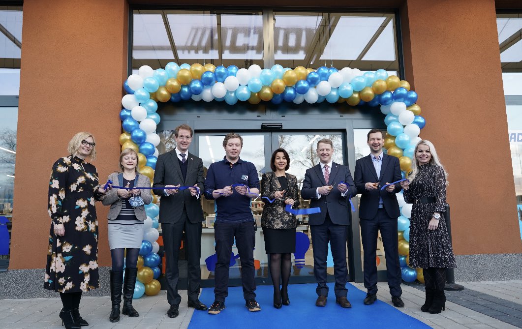 Honoured to cut the ribbon of the 2000th Action store, together with CEO Hajir Hajji, Dir SOCR 🇨🇿 Tomáš Prouza and enthousiast staff, this week in Prague.

Non-food discounter @ActionNederland started 30 years ago in N-Holland and hasn’t stopped growing since.

#EUsinglemarket
