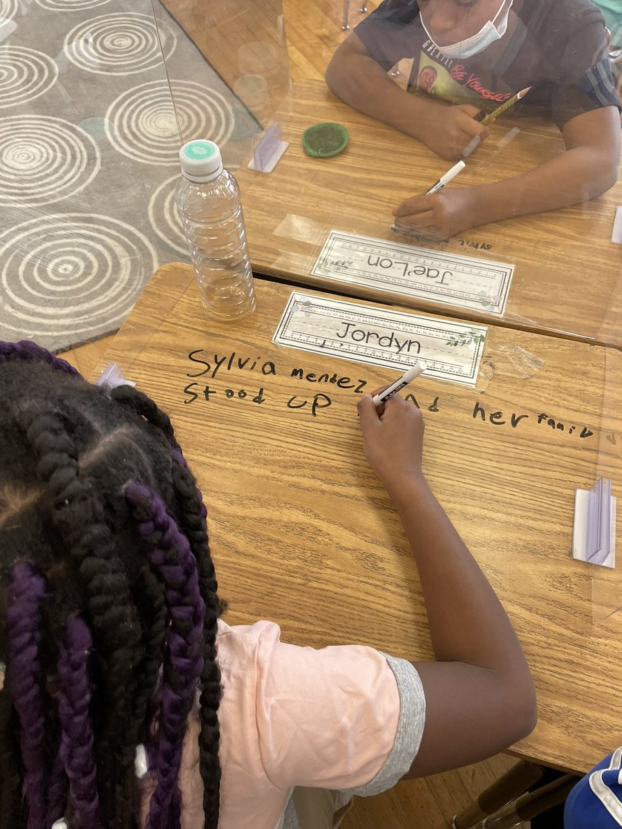 brijoy18's tweet image. Who would say no to practicing writing when we get to write on our desks😍📝#ClaimEvidenceReasoning #funinlearning @SyracuseSchools @VanDuynChamps