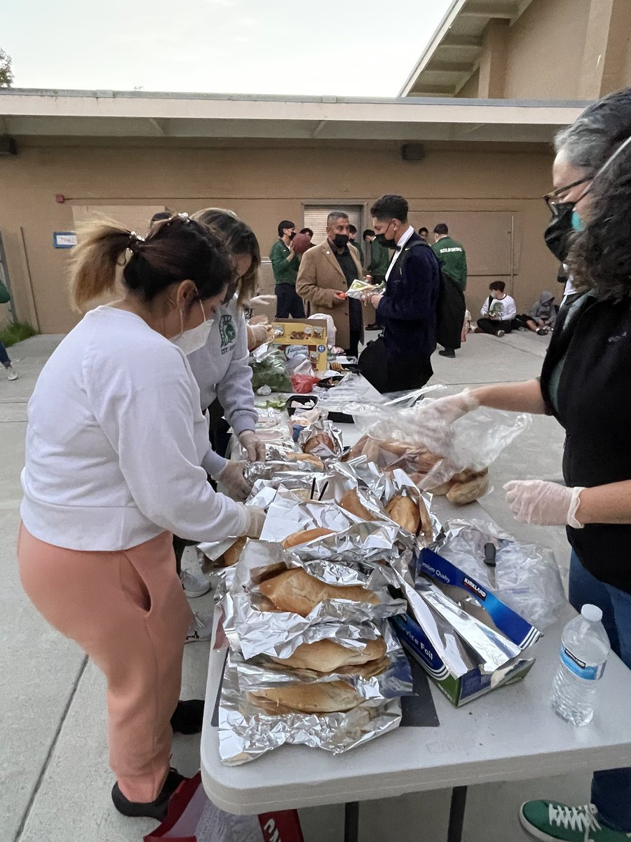 alisalhoops's tweet photo. Thanks to our amazing Alisal Basketball parents for today’s pre and post game meal. We appreciate you all 🏀🖤💚 https://t.co/hPAQICOxqM