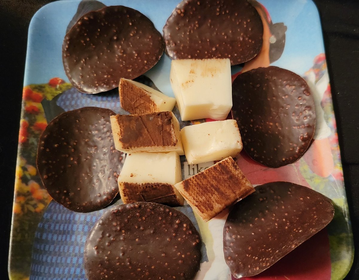 veg_out_recipes's tweet photo. Yesterday was National Cheese Lover's Day, but I celebrate being a cheese lover every day of the year. Tonight, I'm having some cocoa cardona with some Belgian mint chocolate wafers. #VegOut #AllAldi #dessert #cheese #chocolate https://t.co/kMwql8DEFY