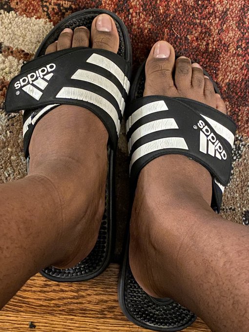 Freshly done toes and a chill Friday night.  #FeetFridays https://t.co/dbIkZKFL8w<a href="/tag/feetfridays"class="tags">#FeetFridays</a>