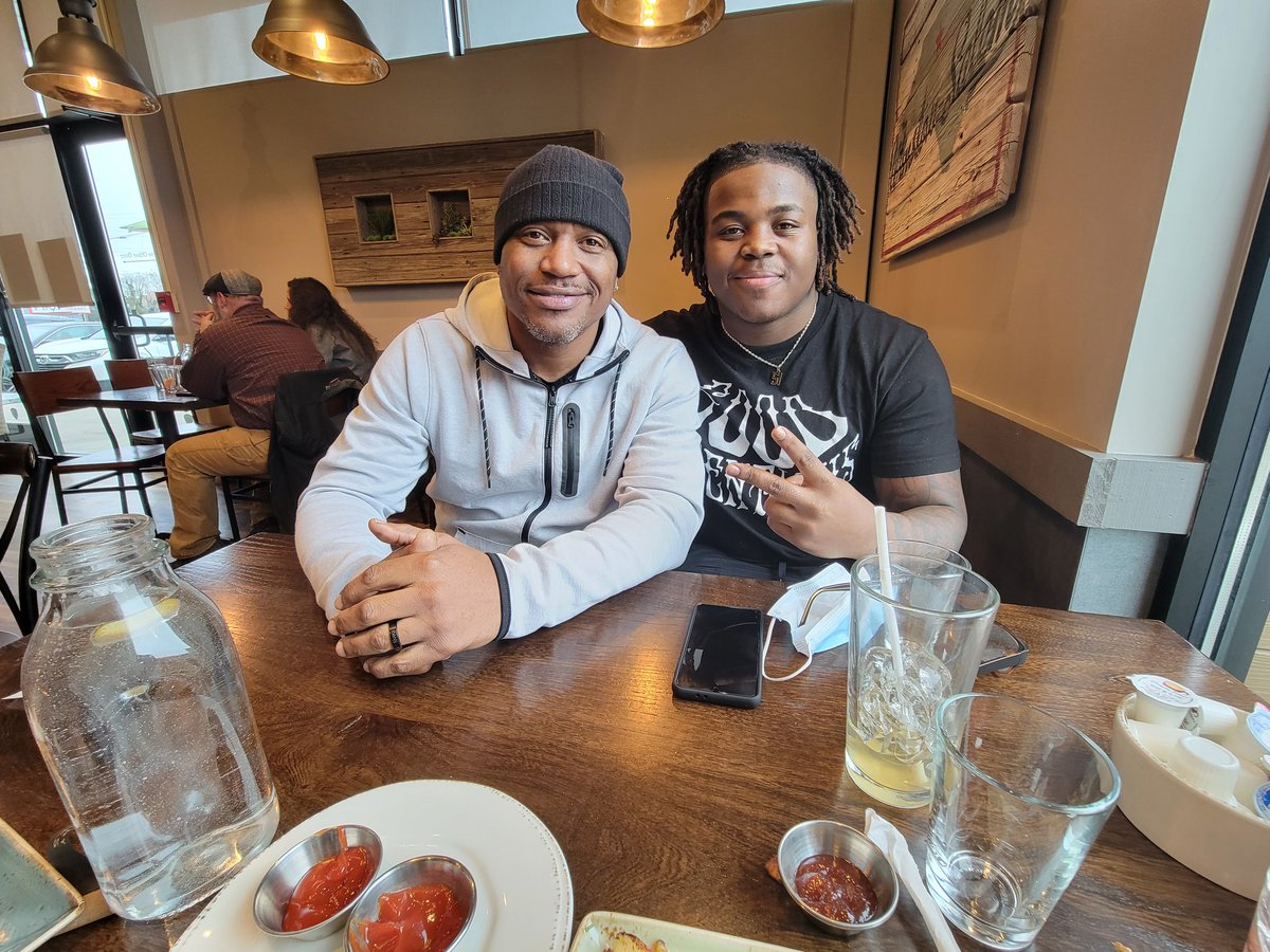 cleopatrice75's tweet photo. HAPPY 20TH BIRTHDAY @DARIUSRR5 WE LOVE YOU... ❤😘 @deyone_robinson https://t.co/307mgjQcMB