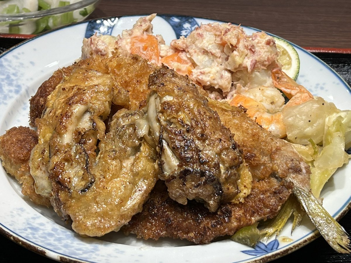 カマスフライ美味しいですね。 コンビーフ入りポテトサラダ、ひじきとキノコ(写真無し)。 朝から大満足でした。 @tsukji_yonehana