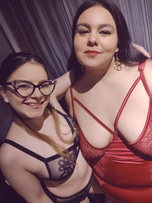 Aren't you jealous of the lucky guy who got to experience me and @amypaymeMN both at once today? 😘 https://t