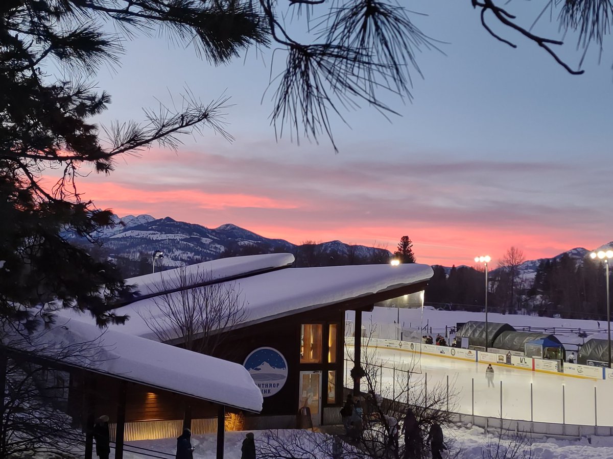 farrar_doreen's tweet photo. Beautiful sunset over Winthrop Rink tonight. #puckerooroundup https://t.co/JWqAM5MOQO
