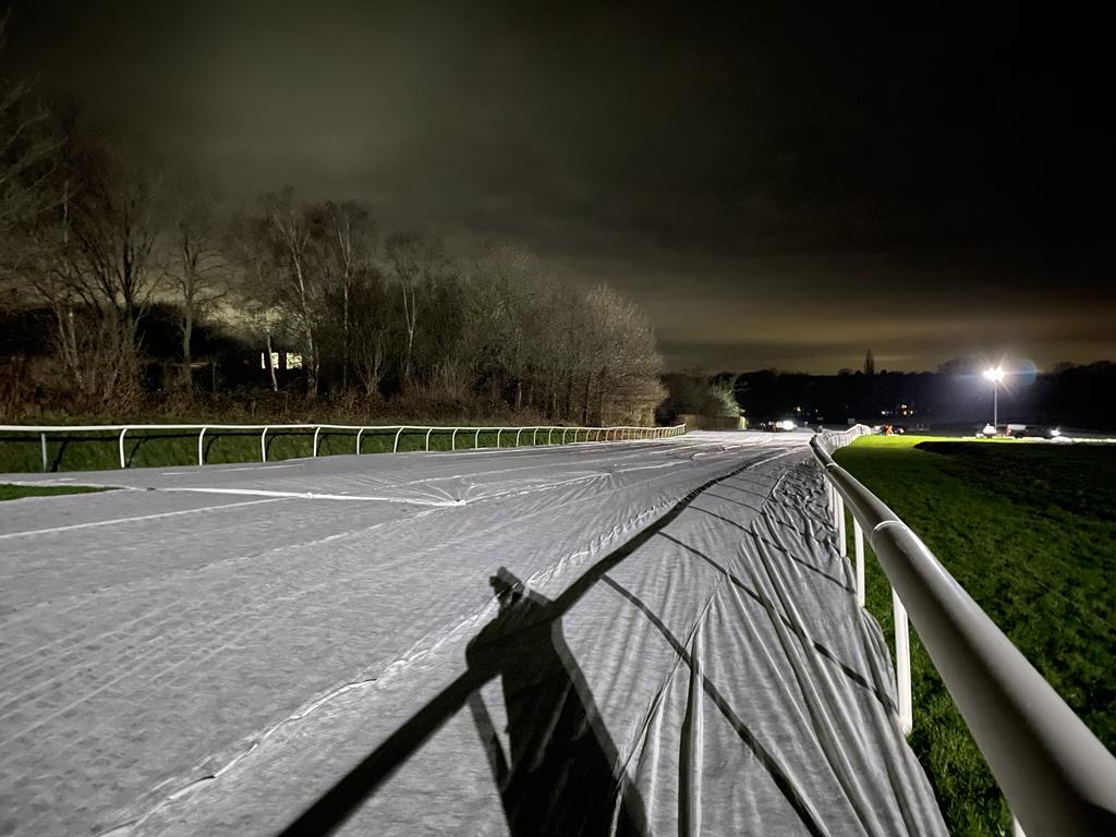 GeorgeHill87's tweet photo. All vulnerable areas of the track have been recovered immediately after racing.... again! 👇 great first day, bring on Day 2! Top class team we have 👏 @LingfieldPark @arenaracingco #wintermillion 
❄🏇❄
📷 = @RichardLangley1 https://t.co/JbouyeO3d3