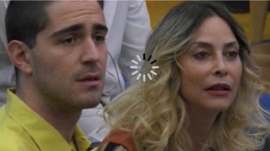 LarvaSocial's tweet photo. Raga ma in che senso raccontare l'amore che hanno ? Alex le sta dicendo di sbandierare la loro vita privatissima così da essere giustificato ?🥲 #GFvip https://t.co/0pM9cJ7Gle