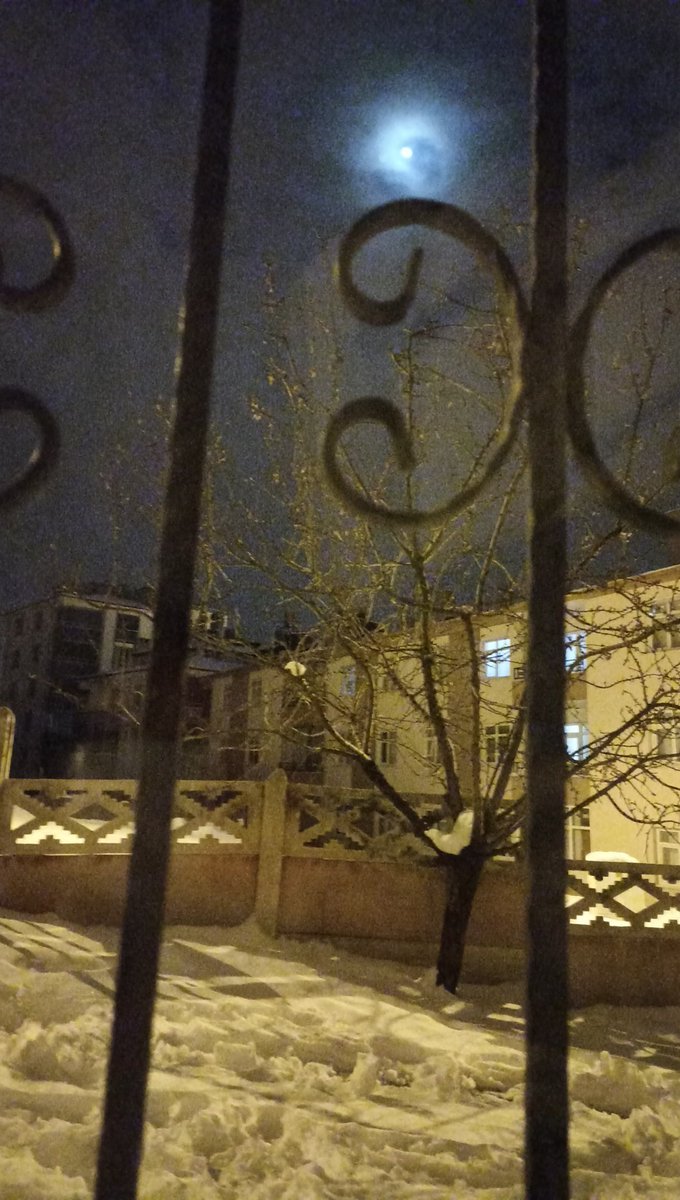 mammaksks's tweet photo. Bi şarkı açıp bir sigara yakayım dedim kulağıma eskilerden bir şarkı melodisi çınladı hatırlayıp açtım sonra  sigaramı yaktım  birden içinde bulunduğum anı  dejavu sandım   fark ettim ki 10 yıl önce aynı yerde aynı saatte aynı şarkıda aynı marka sigara yakmıştım https://t.co/AHEweq8hyg