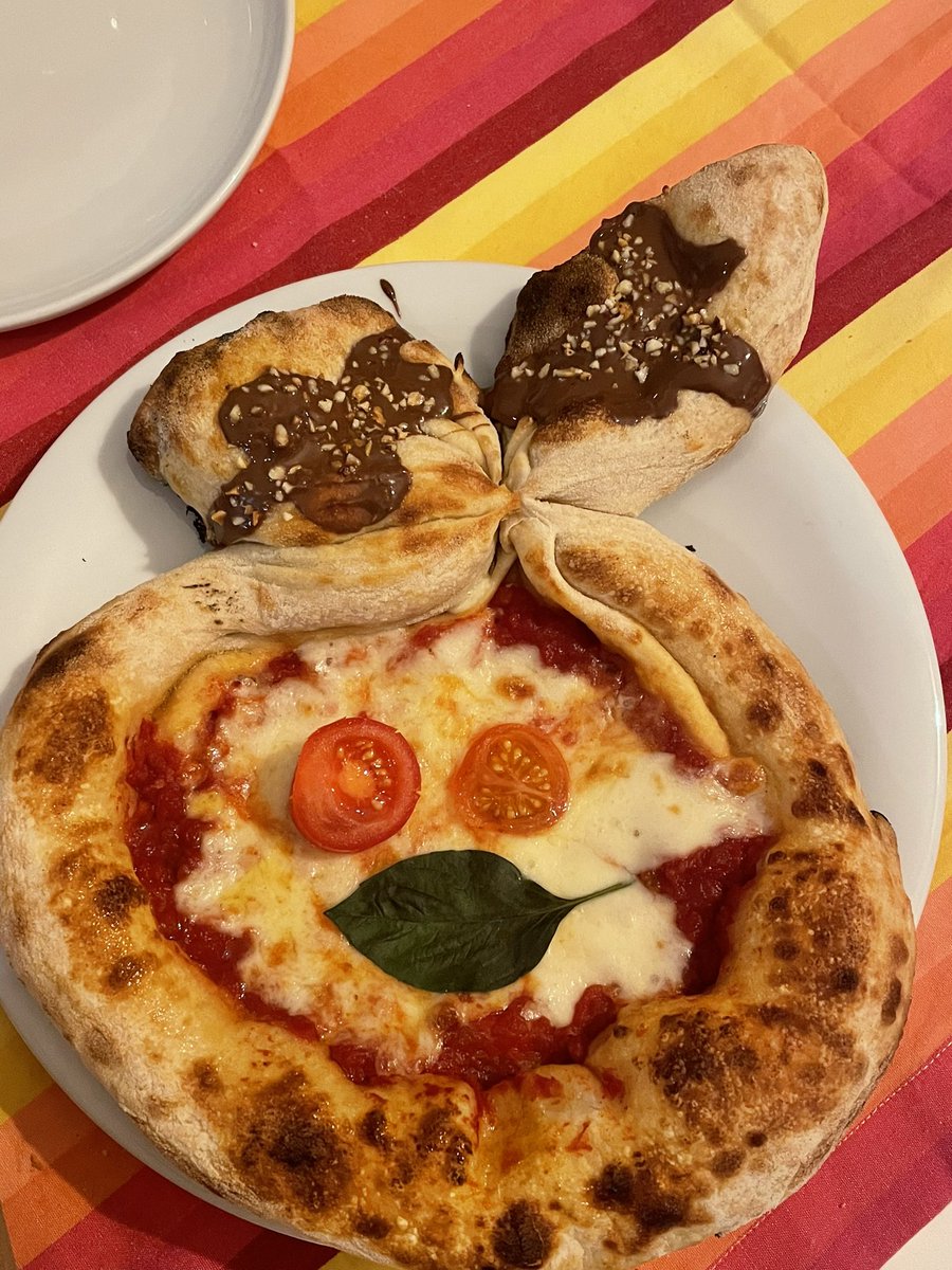 justthore's tweet photo. Ich will euch nicht vorenthalten, dass es da draußen eine Hasenohrpizza gibt https://t.co/4yrBkZS27Z