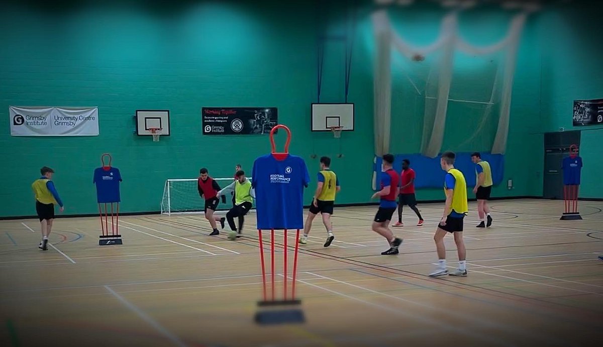 gifhe_FPP's tweet photo. Plan B for the FPP Academy players today with a frozen pitch, so lucky to have such great facilities & resource under one roof ๐ช๐ป Theme today embedded in small sided games: building the attack & breaking lines ๐๐ป #gistartstrong @jonnydavy78 @gifhe https://t.co/CtGu5C4Vv4