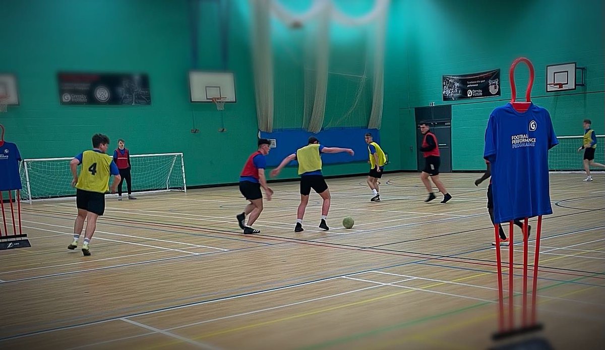 gifhe_FPP's tweet photo. Plan B for the FPP Academy players today with a frozen pitch, so lucky to have such great facilities & resource under one roof ๐ช๐ป Theme today embedded in small sided games: building the attack & breaking lines ๐๐ป #gistartstrong @jonnydavy78 @gifhe https://t.co/CtGu5C4Vv4
