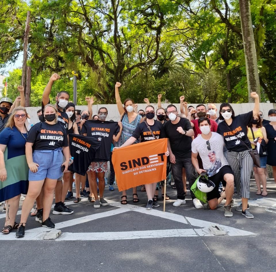 SantosPaulinho's tweet photo. Os governos Sartori e Leite, MDB e PSDB, têm uma política de ataque permanente aos servidores públicos. Hoje, eu e a @sofiacavedonPT nos encontramos com os trabalhadores e as trabalhadoras do Detran/RS. Estamos unidos nessa luta por valorização. https://t.co/GxiSTERCfC