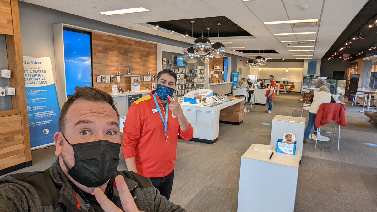 RobNoelKC's tweet image. Fiber-tastic trip to #ZonaRosa!! Got to hang out with @ObelZona a bit, met some of the awesome staff, and talk #FiberEvolution!!!! @edenallison86 lives the #FiberLife!!  

#FIBER #WINMOORE #KAMO #KAMOFAMO #LifeAtATT #ATT #GoWest #PaintItBlue2022