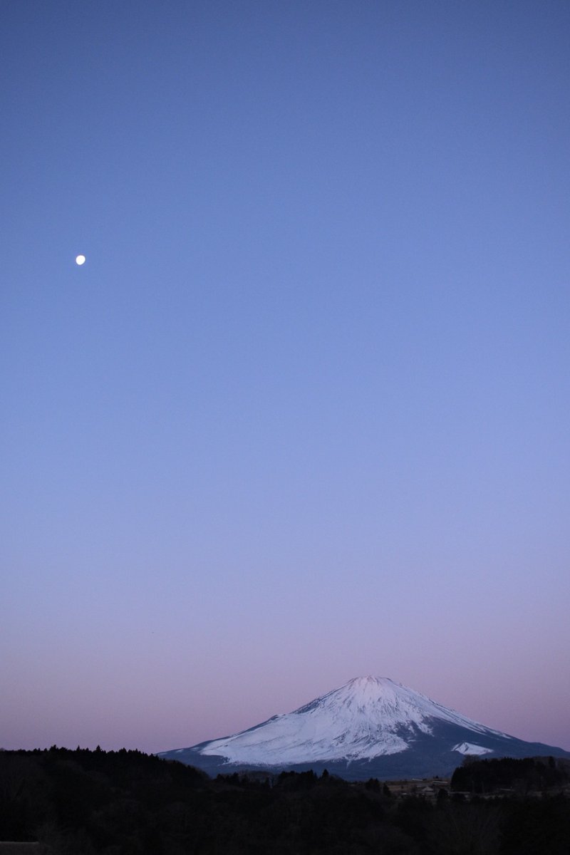 今朝は紅に染まる前の富士山を。 富士山のバックの空とビーナスベルトのグラデーションが美しいです✨ ただ…めっちゃ寒い🥶 おはようございます😊