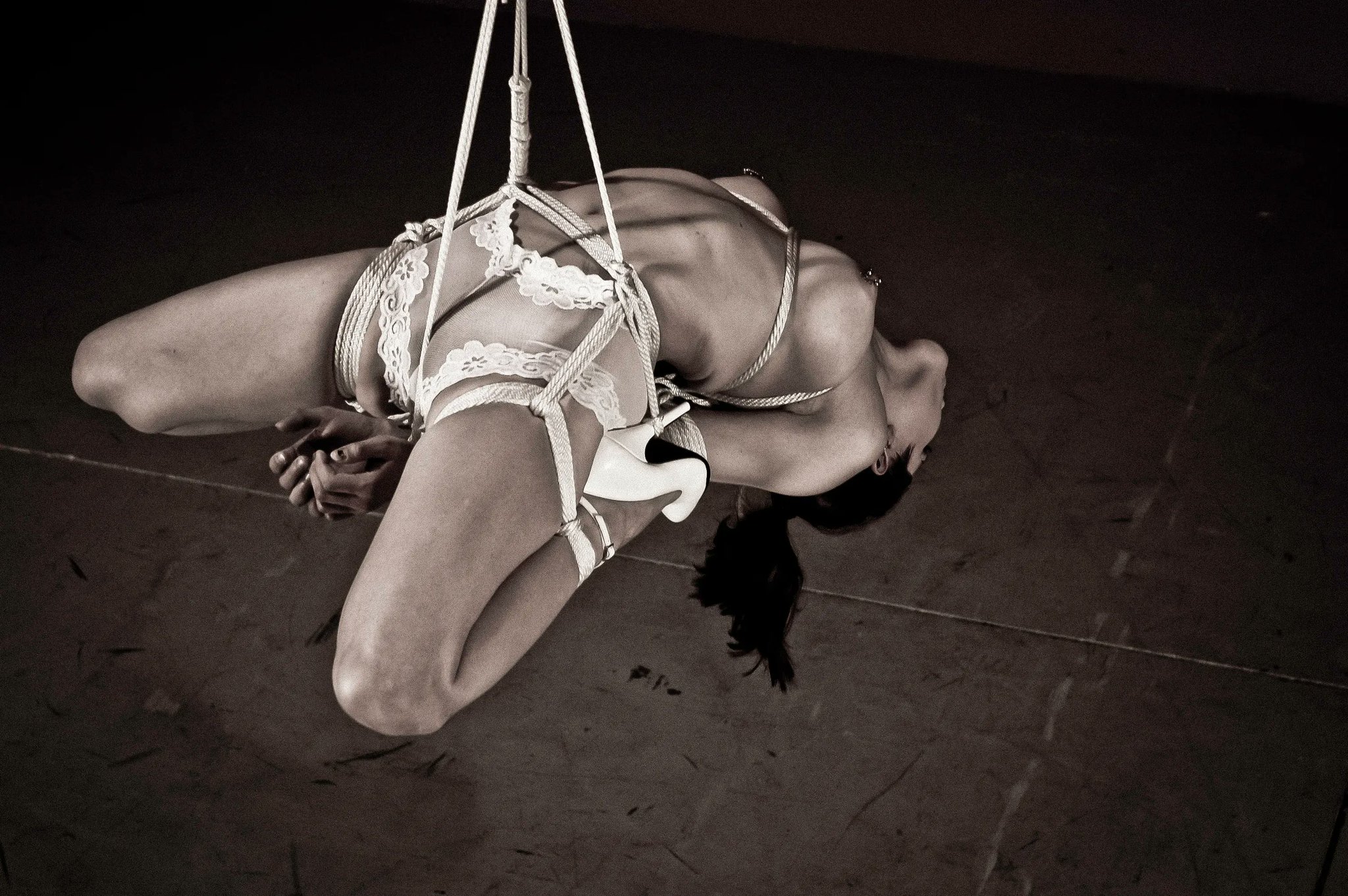 1 pic. A younger longer haired Zonah. Signature is in the rope. https://t.co/2s2rnZEipK