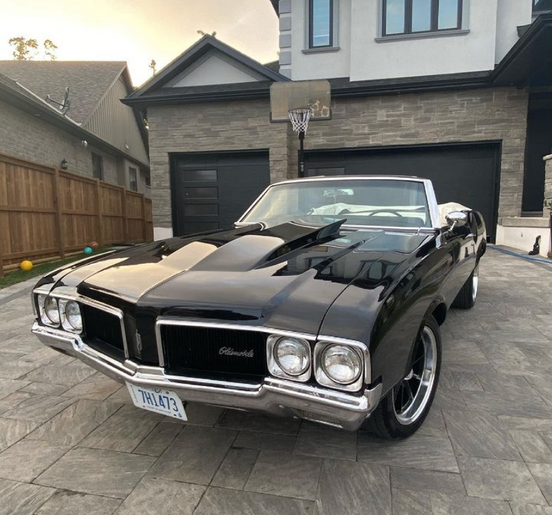 redcarpetcw's tweet photo. Can anyone name this #classic #ride? 🤔 https://t.co/fY05p08HXP