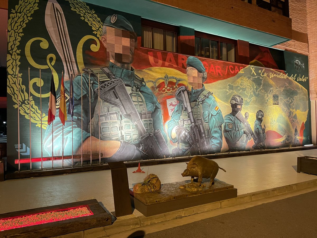 He tenido la suerte de visitar una de las unidades de élite de la Guardia Civil y mirad qué pedazo de mural me he encontrado.  Grandes compañeros.