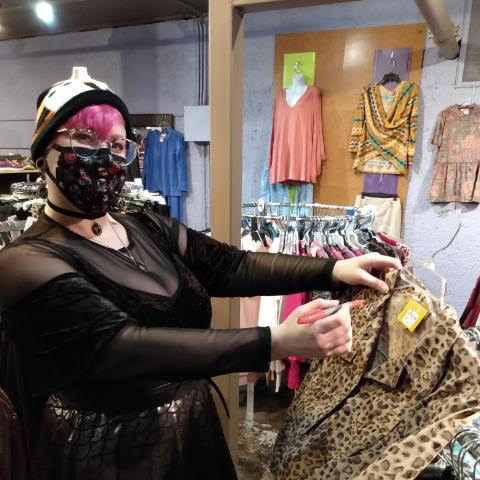 WearMakeChange's tweet photo. Double Deal Days! $1 Grey Tags, now through Monday, PLUS 1/2 off Yellow Tags! Savings throughout the store, and all profits benefit Daybreak, a project of Depaul USA. See you soon!- https://t.co/4PUsoHZ9Pp https://t.co/RW6A3QTESy