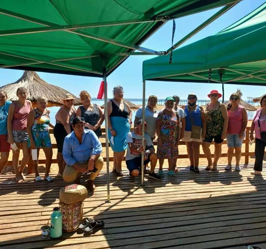 posadasdeportes's tweet photo. En el Balneario Costa Sur, las abuelas del CAMMP "Adultos Felices" realizaron actividades deportivas y recreativas que consistieron de una caminata, aquagym y tejo, entre otras. 
#PosadasLindaEnVerano 🌸🌱🌺
#PosadasDeportiva 🏃🏻‍♀️🚣🏾‍♂️ https://t.co/FkU98xqVdf