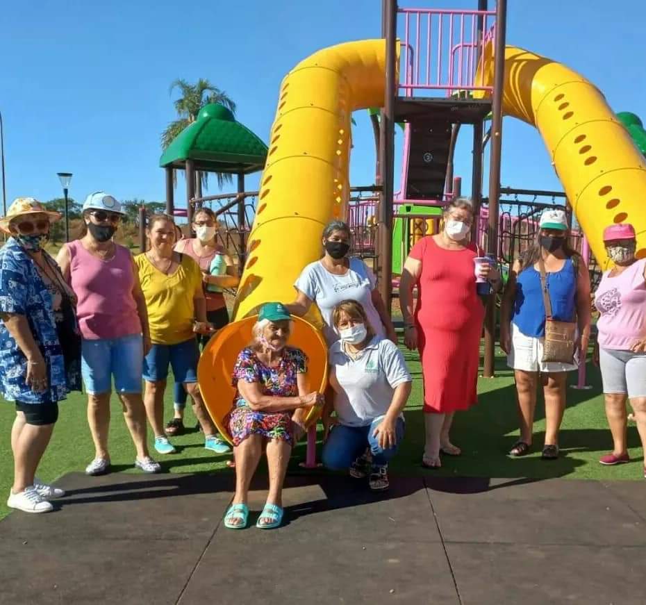 posadasdeportes's tweet photo. En el Balneario Costa Sur, las abuelas del CAMMP "Adultos Felices" realizaron actividades deportivas y recreativas que consistieron de una caminata, aquagym y tejo, entre otras. 
#PosadasLindaEnVerano 🌸🌱🌺
#PosadasDeportiva 🏃🏻‍♀️🚣🏾‍♂️ https://t.co/FkU98xqVdf