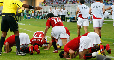 كلنا ورا مناخب الساجدين .. اللي عملناه قبل كدا هنقدر نعمله تاني يا رجاله .. ان شاءالله هنقطعهم و نكسب ٣-٠
#كلنا_ورا_منتخب_مصر