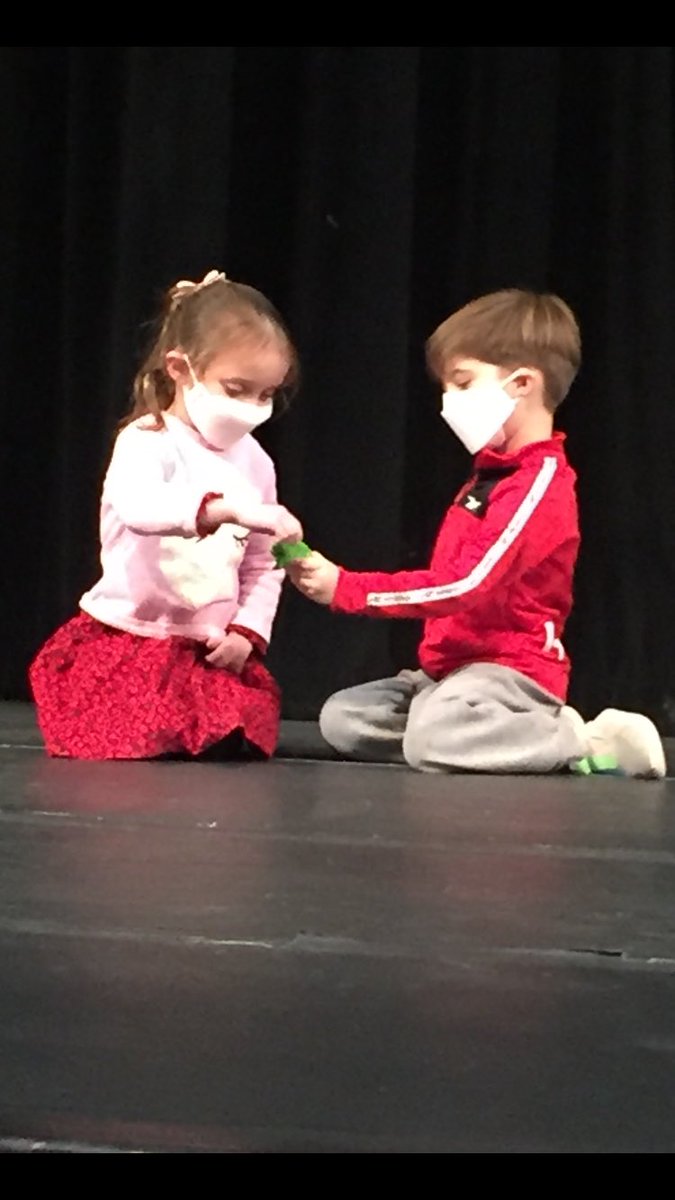 CourtneyMcGil14's tweet photo. Pre-K and Kindergarten Informance back on stage ⁦@brimmerandmay⁩ Thank you to our amazing creative arts team❤️🐊 https://t.co/laerTwnrXd