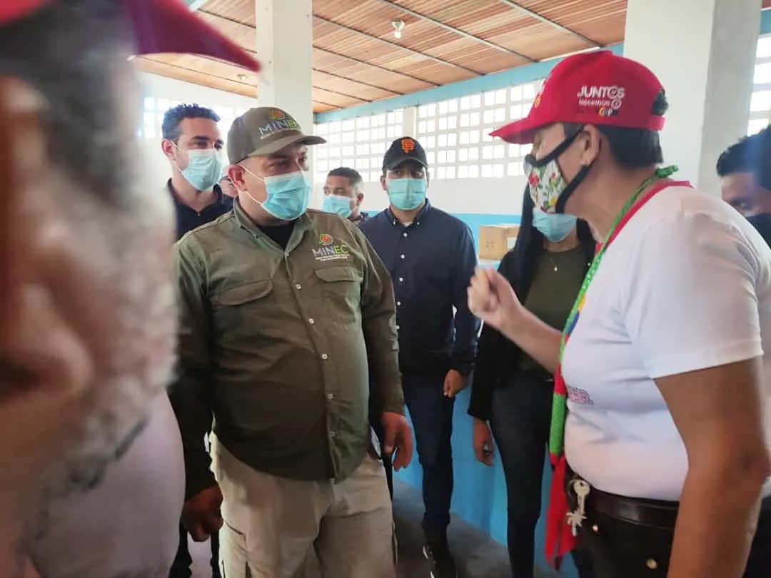 JosueLorcaV's tweet photo. Hoy en el Edo Anzoátegui, con el Alcalde @ALEXANDERNASSER, en el Despliegue de Amor en Acción a las Víctimas de la Guerra Económica, donde entregamos ayudas técnicas y nos comprometimos con la dotación de las casas de alimentación. @NicolasMaduro @delcyrodriguezv https://t.co/Q0SsQ67WVR