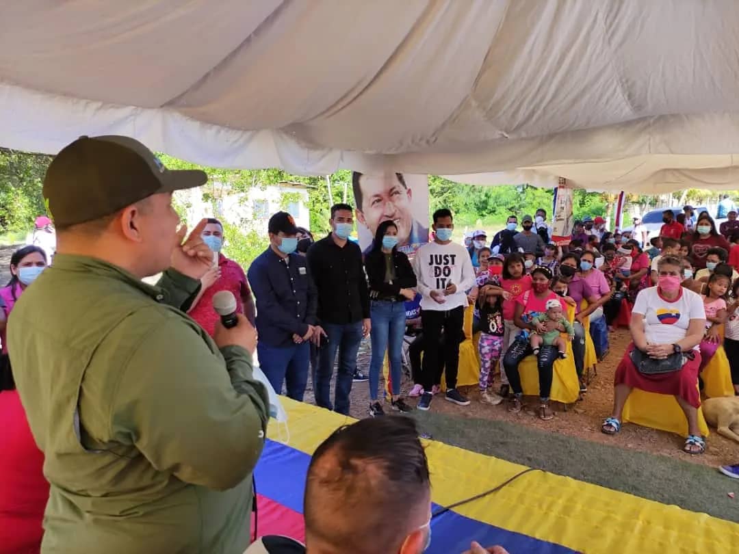 JosueLorcaV's tweet photo. Hoy en el Edo Anzoátegui, con el Alcalde @ALEXANDERNASSER, en el Despliegue de Amor en Acción a las Víctimas de la Guerra Económica, donde entregamos ayudas técnicas y nos comprometimos con la dotación de las casas de alimentación. @NicolasMaduro @delcyrodriguezv https://t.co/Q0SsQ67WVR