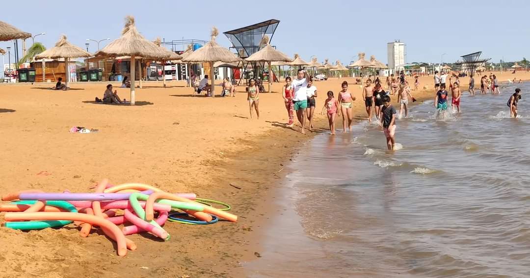 En el marco de la #ColoniaDeVacacionesMunicipal, los niños y niñas de la Delegación Itaembé Miní Este visitaron el Balneario Costa Sur, donde realizaron actividades como ser beach fútbol, beach vóley, natación y canotaje, entre otras.
#PosadasLindaDeNuevo
#PosadasDeportiva