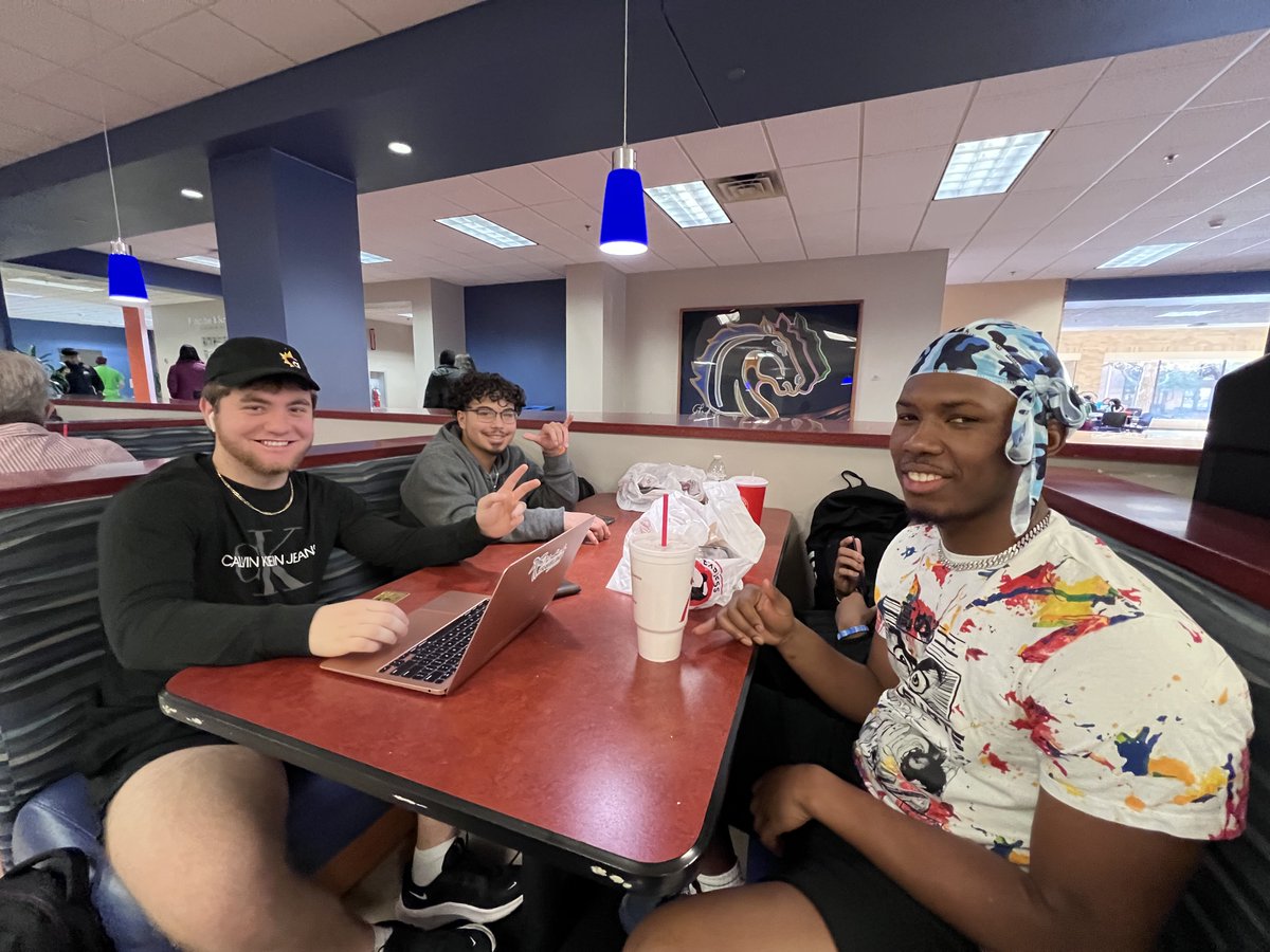 UTArlington's tweet image. PIC OF THE WEEK: Maverick students get back into their routines as a new semester begins.

#MavUp