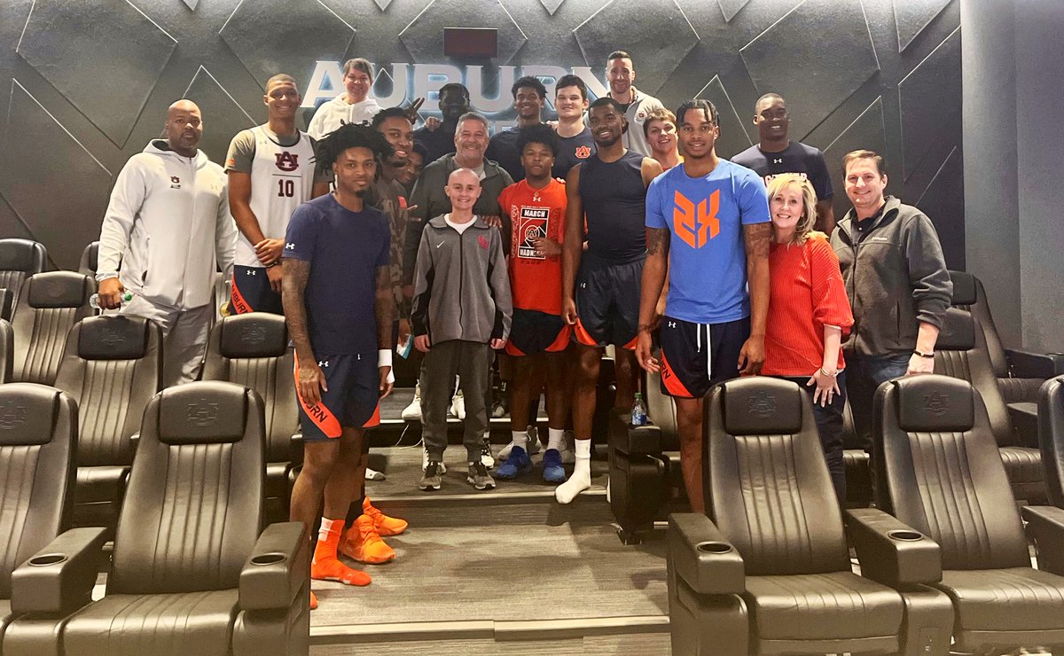 AuburnMBB's tweet photo. Spent some time with our biggest fan Sam Cunningham #WarEagle https://t.co/8MRKmrApyX