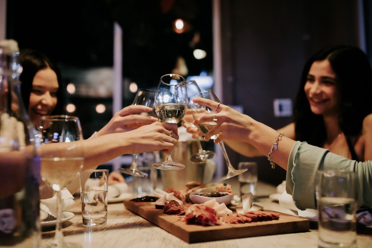 Ladies and Gentlemen... the moment we've all been waiting for.... the weekend! 🎉 We accept reservations for parties of 6 or more so grab your besties and call us at 505·219·2001 to claim your table!