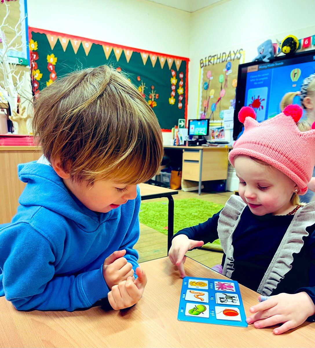 CarrdusRec's tweet photo. Reception had a lot of fun playing bingo this morning! We took turns being the “caller” and used the sounds we have learnt in our phonics lessons to help read out what was on each card. What a fun way to start a Friday! @CarrdusSchool https://t.co/tuB8spcDWT