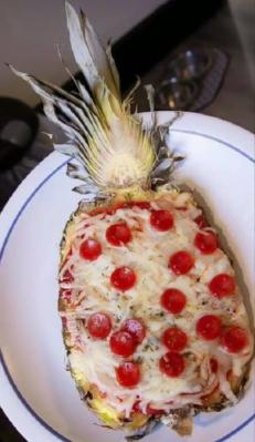 ChrizxzFTW's tweet photo. So you don't like pineapple pizza, surely you will love pizza pineapple https://t.co/LqR1bmX2FH