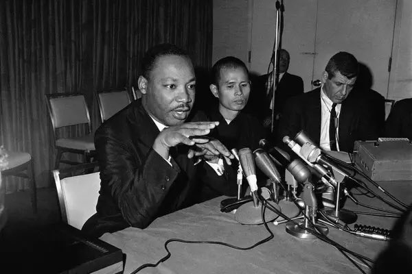TheKingCenter's tweet photo. We celebrate the life and global, humane influence of #ThichNhatHanh, an ally of Dr. King’s, who died Saturday.  

Here’s a photo of the two at a news conference in Chicago in 1966. #MLK nominated Thich Nhat Hanh for a Nobel Peace Prize the next year.

��: Edward Kitch/AP https://t.co/CJTJ7zHKv2