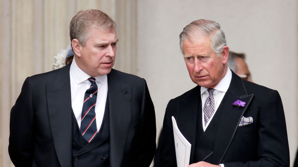 Queen ordered 'petulant' Andrew to back down over royal loo dispute with Charles mirror.co.uk/news/uk-news/q…