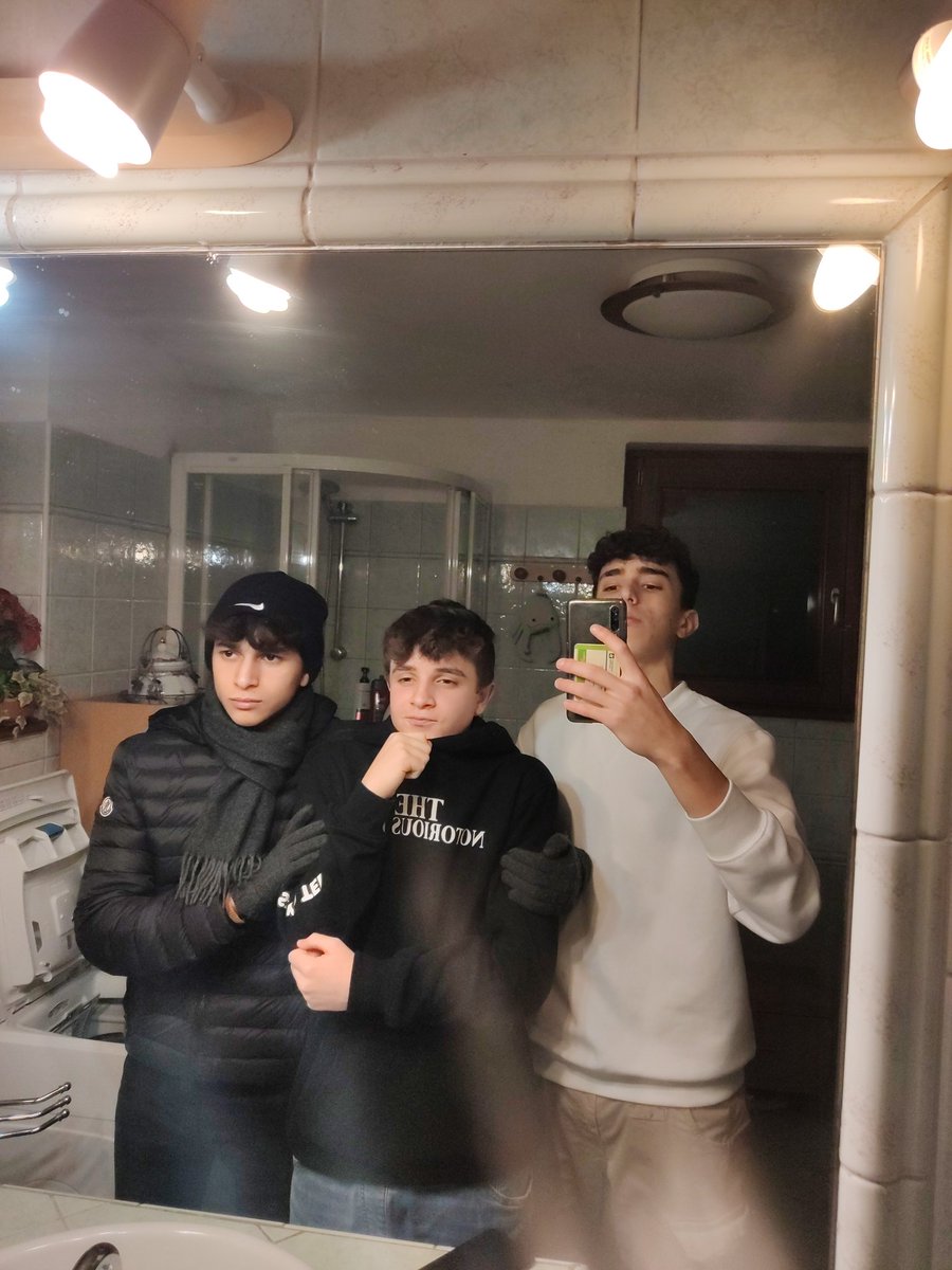 _MMera_'s tweet photo. Il nostro amico Riccardo è stato appena stuprato da Giorgia Re 🧐🧐🤧🤧 https://t.co/EnofGktiAw