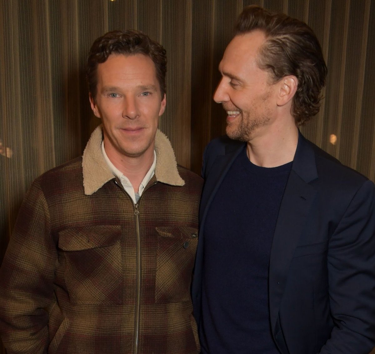 PortalLoki's tweet photo. Tom Hiddleston e Benedict Cumberbatch juntos hoje. É isso. Esse é o tweet. https://t.co/x65Vb4zm0x