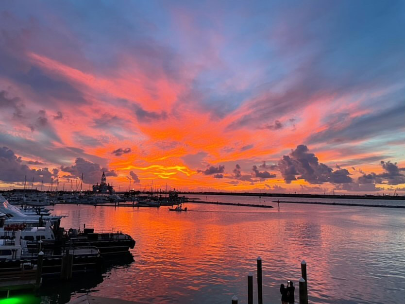 Take a sunset cruise in Port Aransas and you might just get lucky enough to see some views like this 🧡

📸 Port Aransas Fishermans Wharf