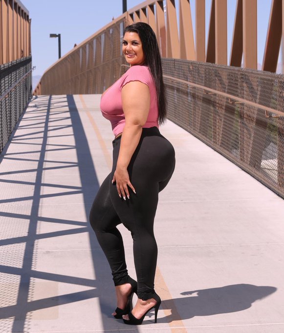 Something about a man Savagely tearing your clothes off to get to you ???? #thick #bbw #RT4More ?? https://t