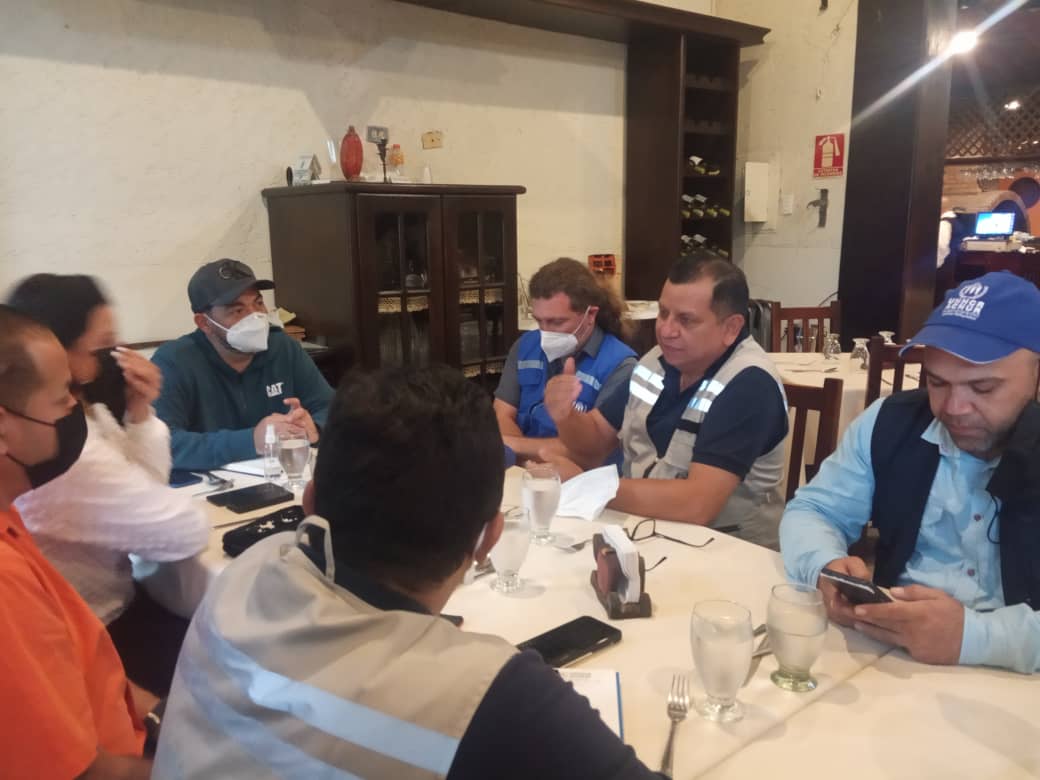 Prensa_JulioRod's tweet photo. #Ahora Alcalde Julio Rodríguez y la primera combatiente Raquel Candiales de Rodríguez, sostienen reunión con representantes de la OCHA y ACNUR, para coordinar atenciones a la población bermudense.

#21Enero
#YVamosPorMas #GobernadorGilbertoPinto #AlcaldeJulioRodríguez https://t.co/ivZnzYluBC