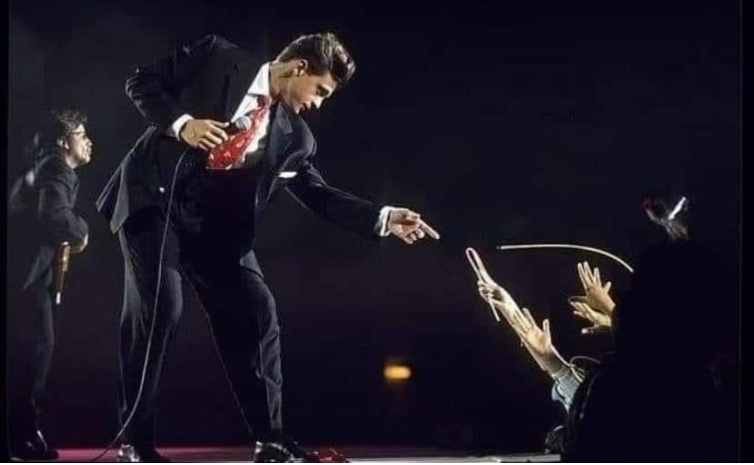 kryGull's tweet photo. #LuisMiguel tenes todo excepto a mí 🤣🤣🤣
Te amamos! 
@LMXLM #LuisMiguel40Anoscontigo https://t.co/MSpY7Uw9pX