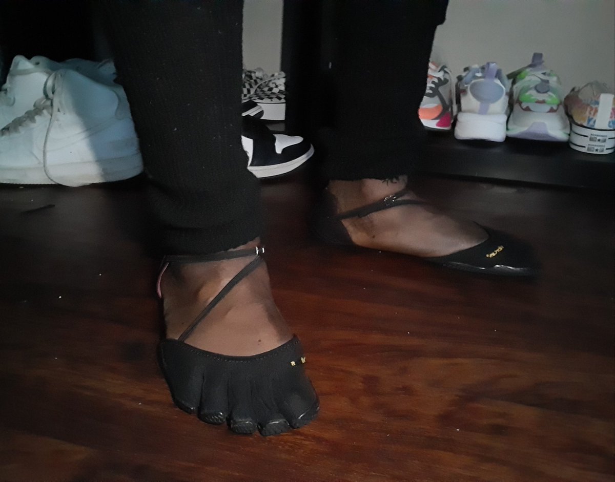 ChinoDollaSODMG's tweet photo. My VI-S toe shoes! I like some women's styles, too. They had my size so why not. @vibram @Vibram5Fingers
#FYP #ForYourPage #ForYouPage #ForUs #DeafBae #BornDeaf #hearingimpaired #Dreadhead #Vibram #ToeShoes https://t.co/KMBZs7WZZG