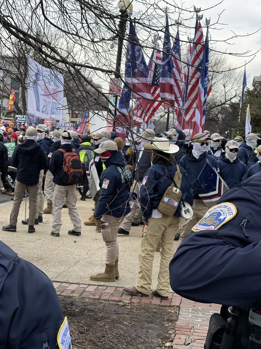 _DTorstenson's tweet photo. PF WAS ESCORTED BY MPD TO THEIR UHAUL AND THE METRO. WHAT PROTECTION DID THEY NEED WHEN YOU BRING SHIELDS WITH YOU???? #GOHOMENAZIS https://t.co/iaOIG53jc6