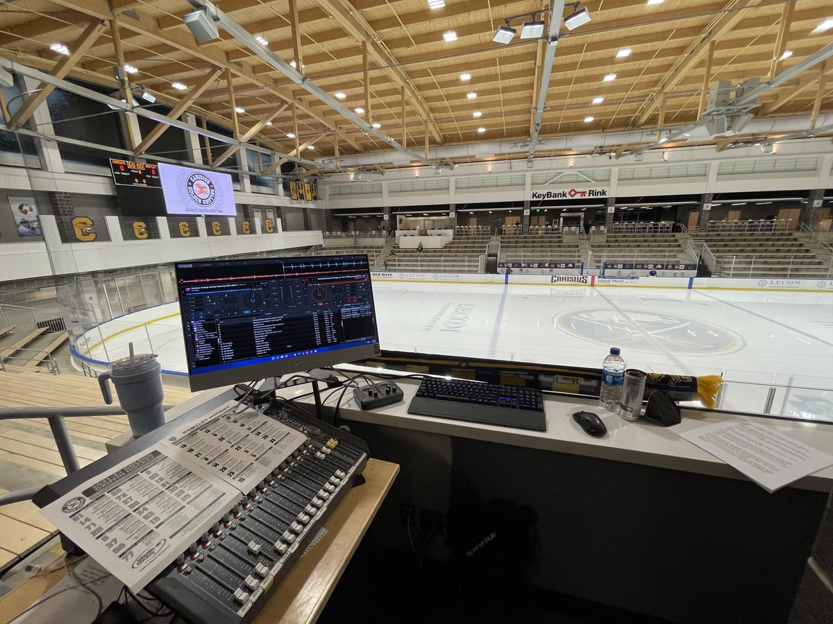 Burgmania's tweet photo. The scene is set. @GriffsHockey coming at you:
#GriffTime is ONE HOUR AWAY! https://t.co/q7XnCTf393