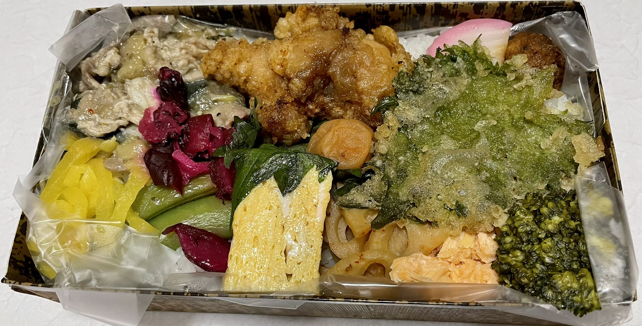 くいしんぼう キミの名は Love弁当だ 旦那さんがここのお弁当好きだから食べさせたいと お土産をくれました 喜び過ぎて向きとか考えずにパシャリ 上下逆さまに撮ってしまった気がする 笑 美味しかったし 何よりも忙しい中でくいしんぼうの