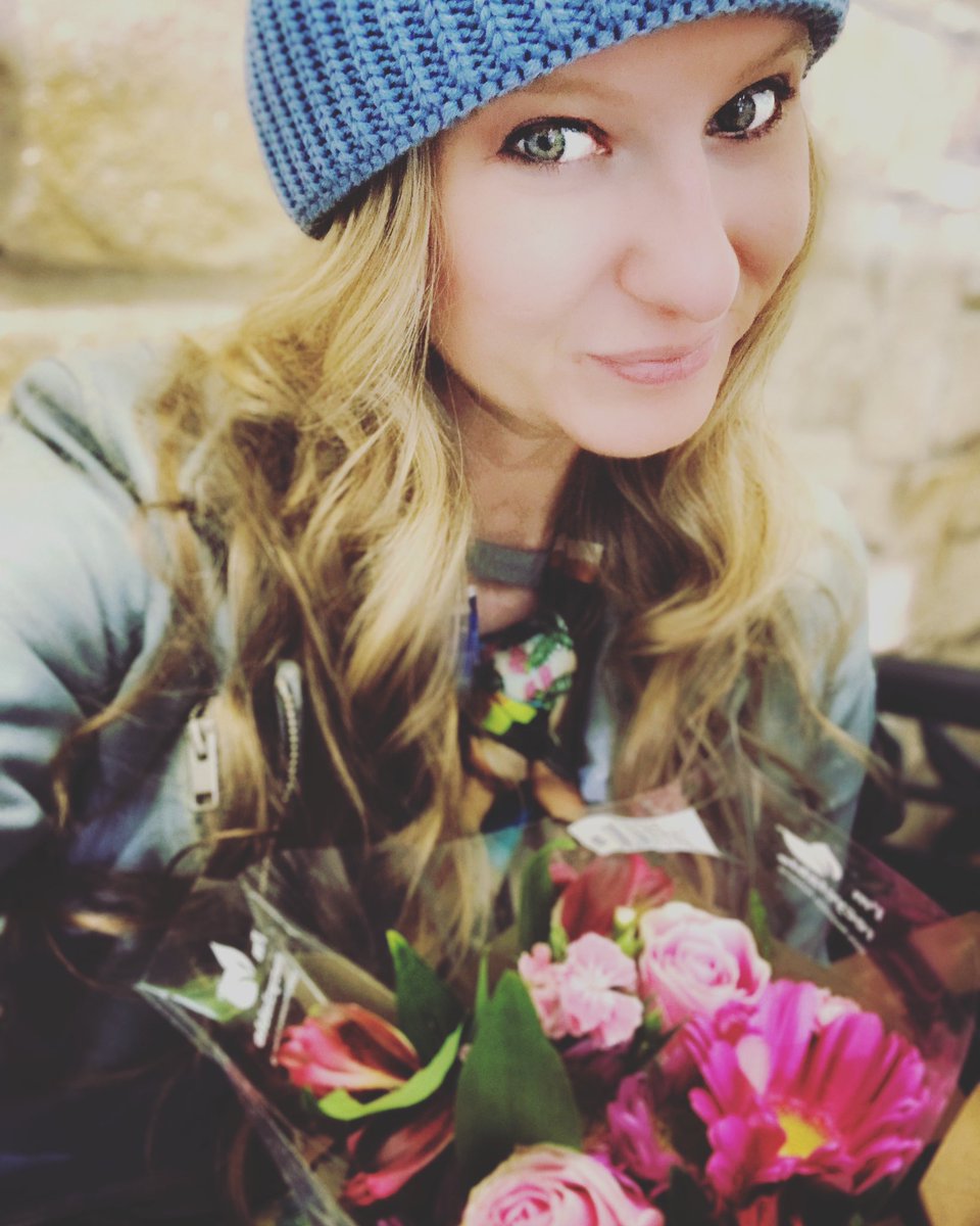 HortonHearsTx's tweet photo. Sometimes, you buy your own petite bouquet. You know, because they’re adorable and it’s Friday, and a free country. And gosh darn it…because you can. 💐
#petitebouquet #january #fridayvibes #godblesstexas #itstoocoldforthis #imwearingabeanie #beanieweather #supplymydaisychain https://t.co/UlZsjXX7DN