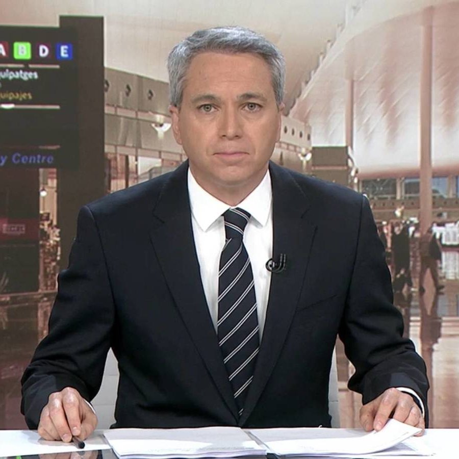 Encuestando's tweet image. 📊 ¿Quién te parece mejor periodista?

🔃 VICENTE VALLÉS
❤️ JAVIER RUIZ